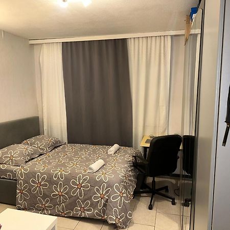 Schoenes Zimmer In Bahnhofsnaehe In Einer Wohnung Mit Grosser Terrasse กีเซิน ภายนอก รูปภาพ