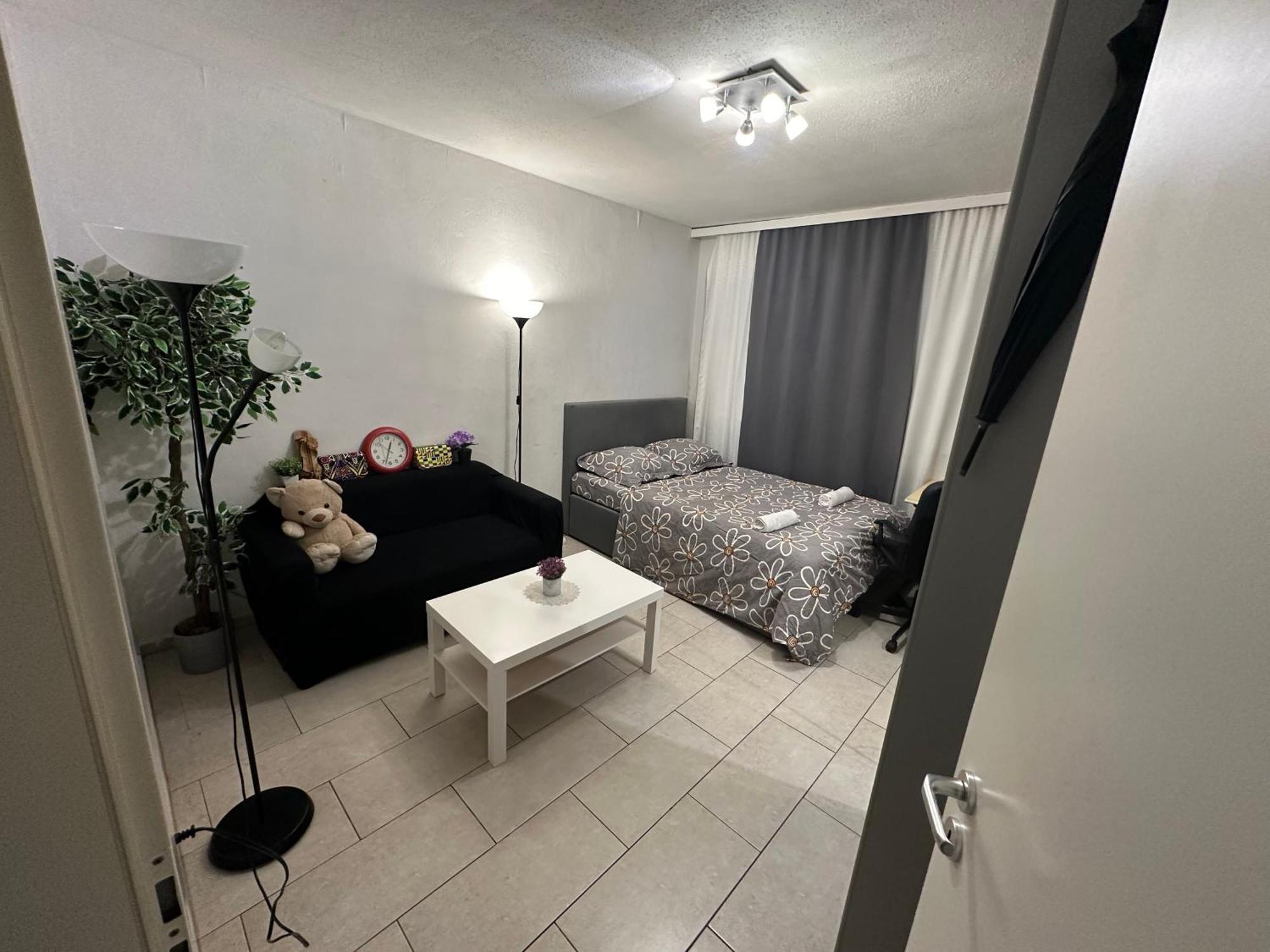 Schoenes Zimmer In Bahnhofsnaehe In Einer Wohnung Mit Grosser Terrasse กีเซิน ภายนอก รูปภาพ