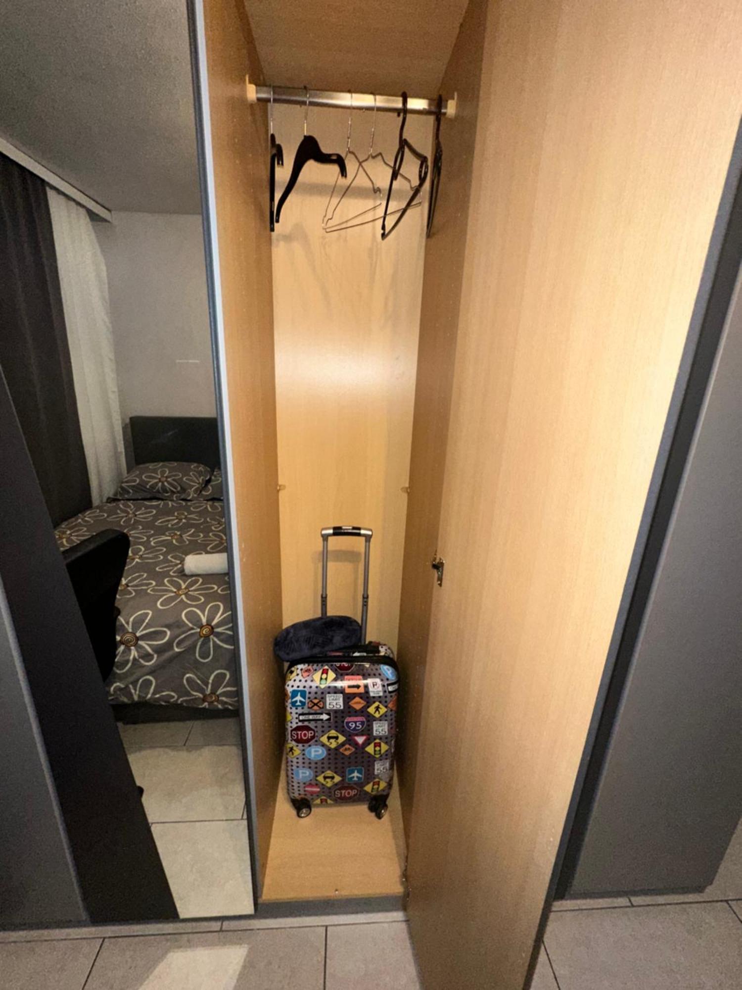 Schoenes Zimmer In Bahnhofsnaehe In Einer Wohnung Mit Grosser Terrasse กีเซิน ภายนอก รูปภาพ